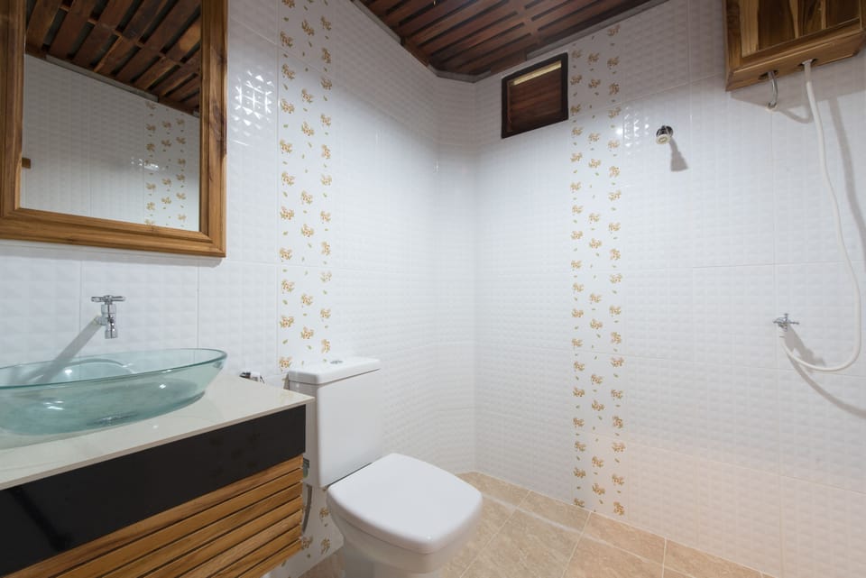 Family Room | Bathroom | Shower, free toiletries, towels, soap
