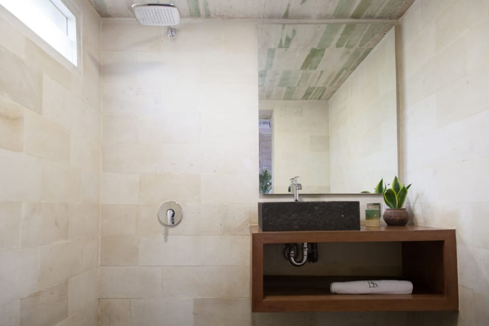Superior Jure Villa with Jungle view | Bathroom | Free toiletries, hair dryer, towels