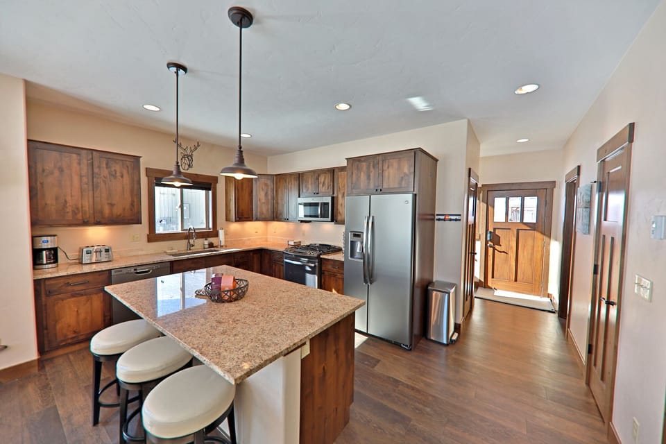 Gourmet kitchen, granite island with seating for 3.