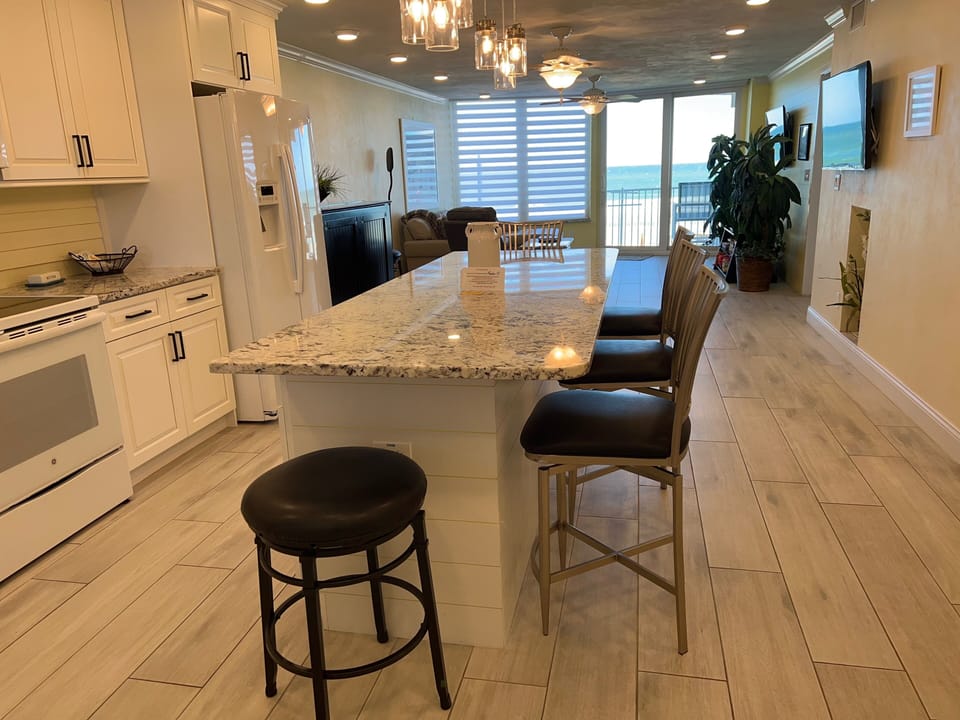 Large Island Table, spacious kitchen, Fully stocked