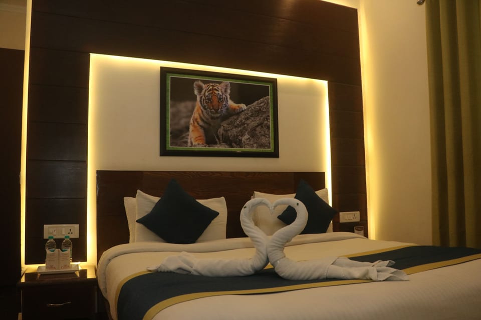 Executive Cottage, 1 King Bed | Hypo-allergenic bedding, in-room safe, desk, laptop workspace