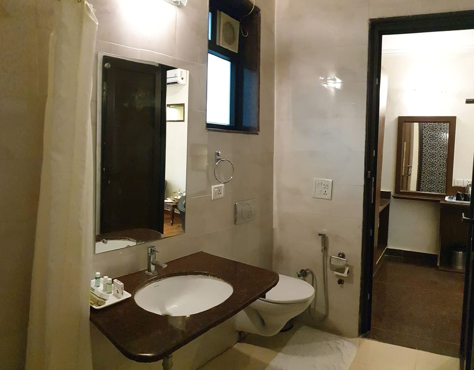 Superior Cottage, 1 King Bed | Bathroom | Shower, free toiletries, towels, soap