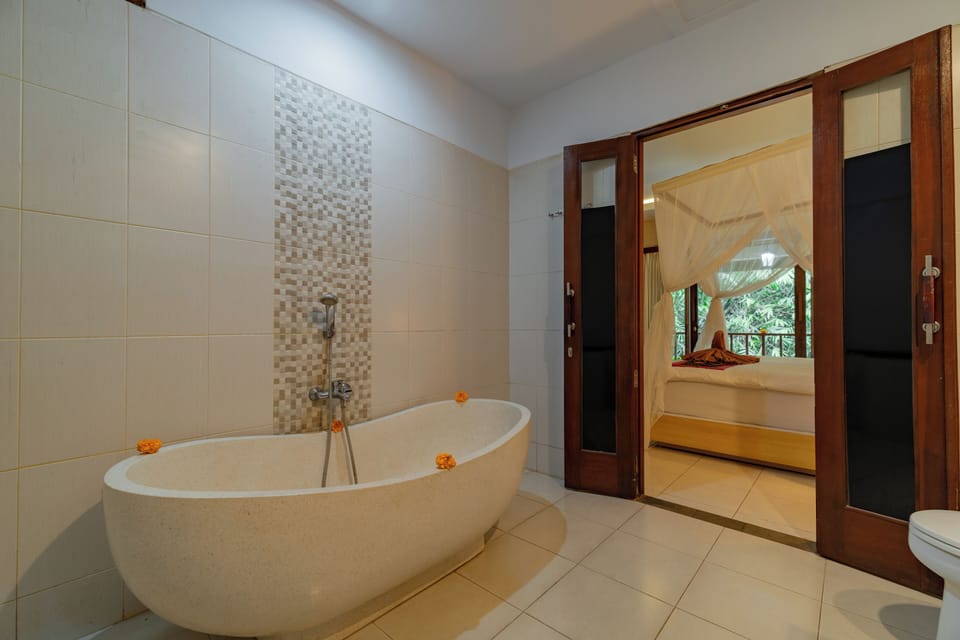 Deluxe Double Room, 1 Bedroom, Garden View | Bathroom | Combined shower/tub, rainfall showerhead, free toiletries, hair dryer