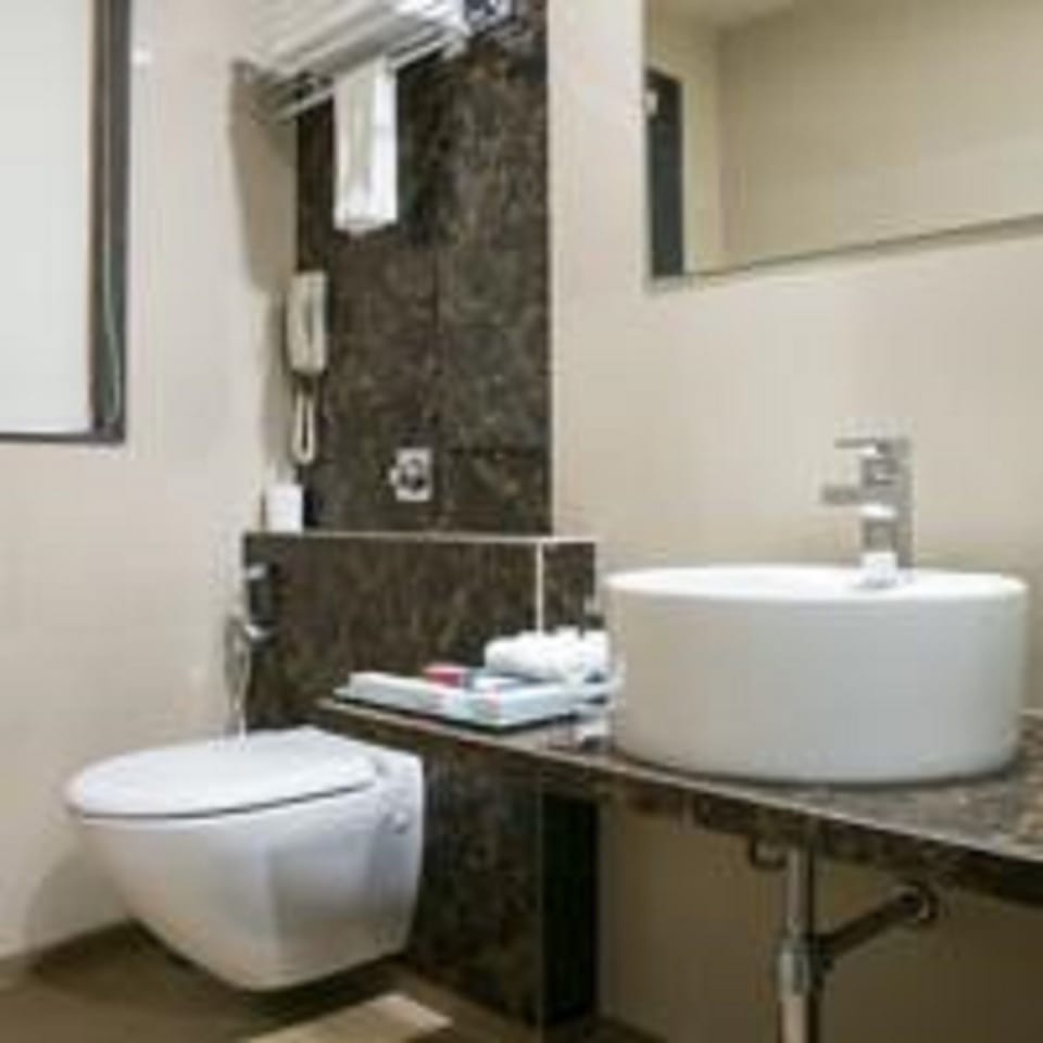 Premier Room | Bathroom | Shower, free toiletries, hair dryer, slippers