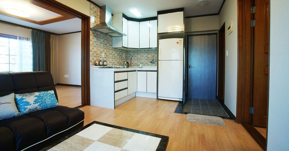 Family Room, 2 Bedrooms, Ocean View (82 sqm.) | Private kitchenette | Microwave