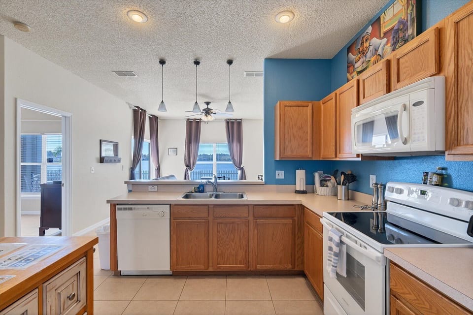 Kitchen
Dimensions: 16.3' X 11.4' 
