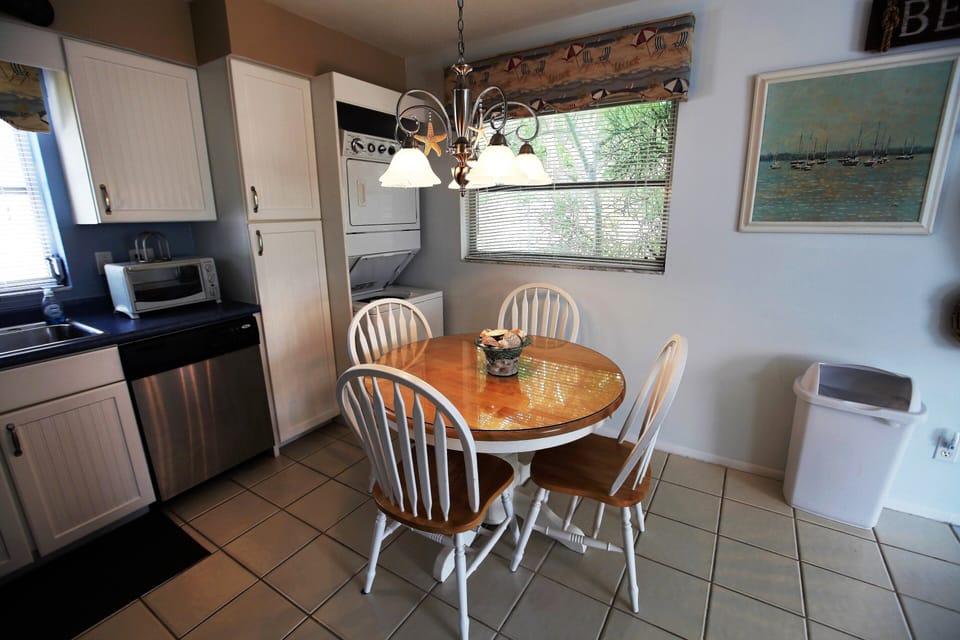 Eat in kitchen table has extra leaf & chairs