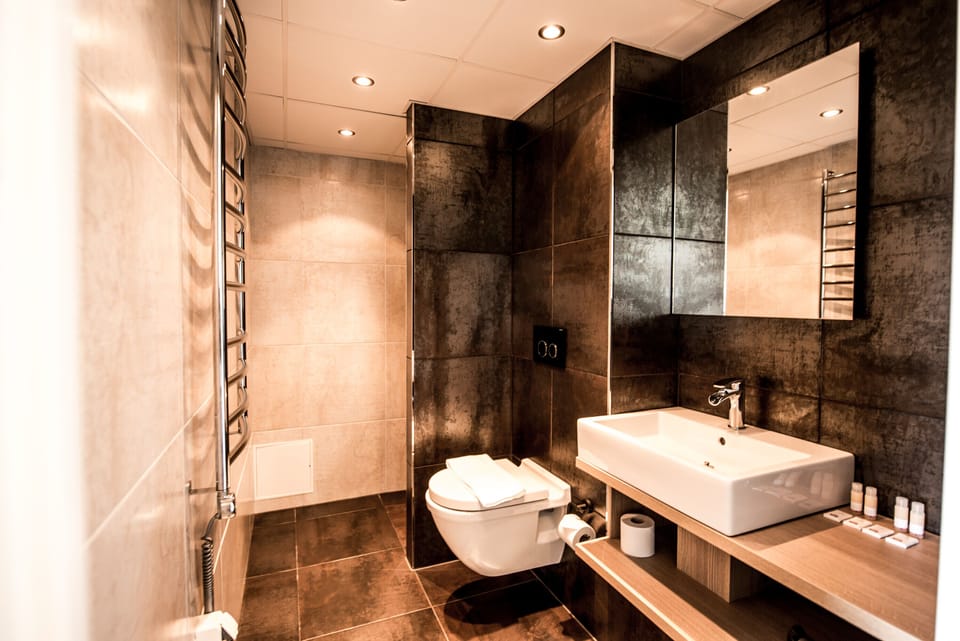 Standard Suite, 1 Bedroom | Bathroom | Shower, towels