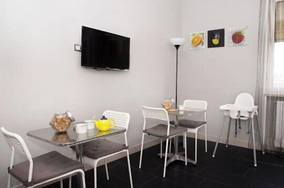 Free daily self-serve breakfast