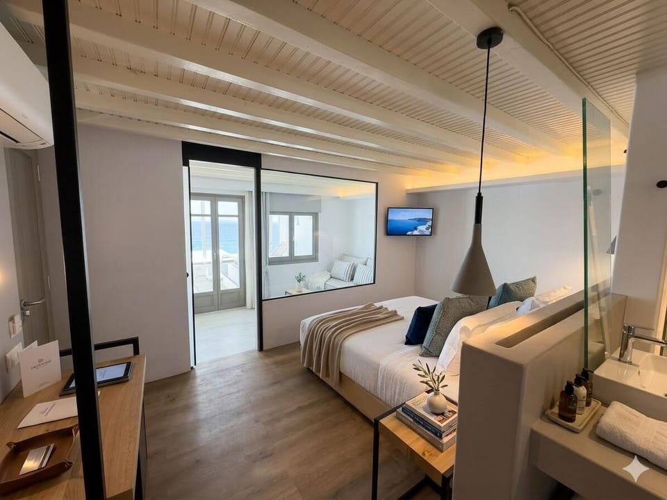 Junior Suite Sea View with Jacuzzi | In-room safe, blackout drapes, free WiFi, bed sheets