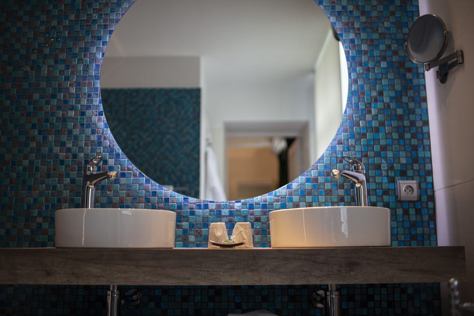 Suite | Bathroom | Deep soaking tub, free toiletries, hair dryer, towels