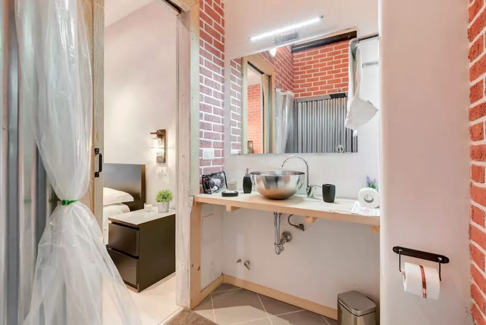 Comfort Double Room | Bathroom | Shower, free toiletries, hair dryer, towels
