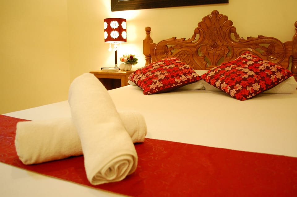 Standard Room | Desk, blackout drapes, bed sheets