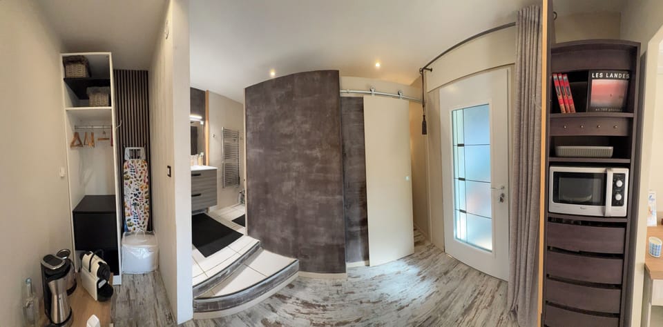 Design Suite (Est) | Premium bedding, blackout drapes, iron/ironing board, WiFi (free)