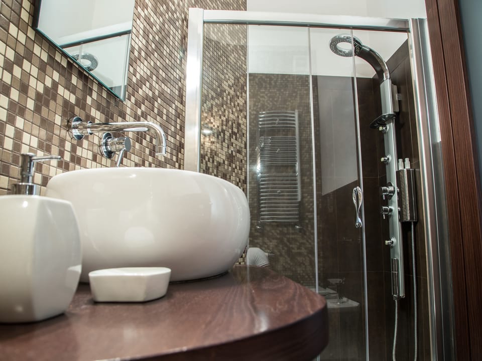 Triple Room | Bathroom | Shower, free toiletries, hair dryer, bathrobes