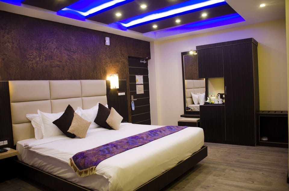 Premium bedding, in-room safe, laptop workspace, soundproofing