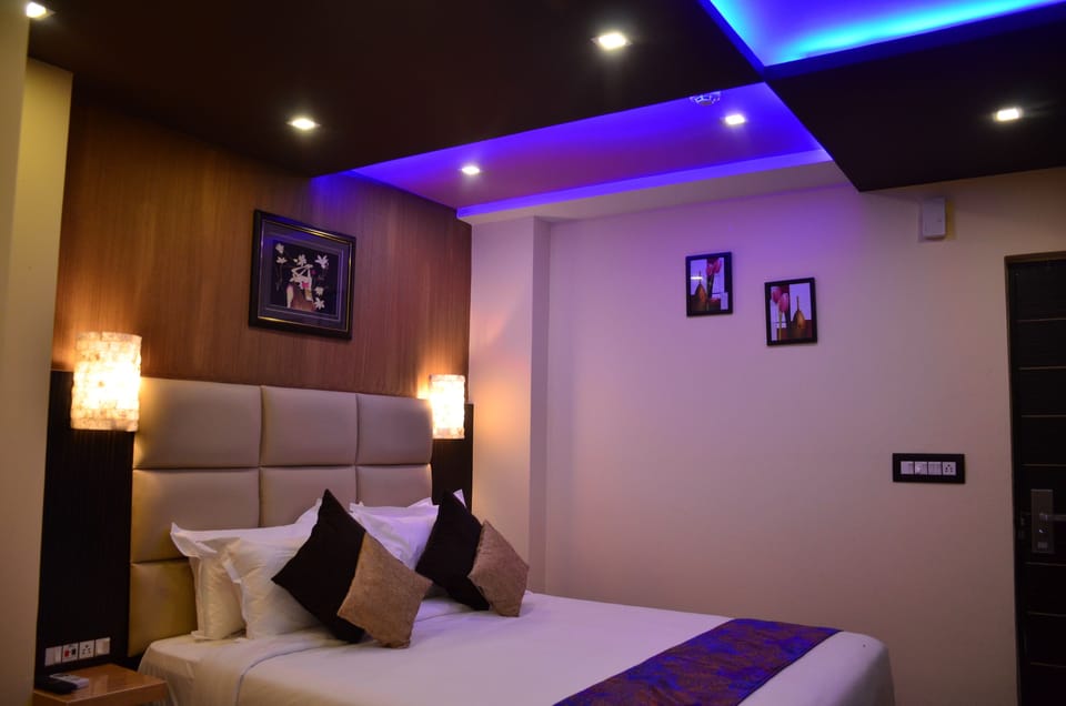 Premium bedding, in-room safe, laptop workspace, soundproofing