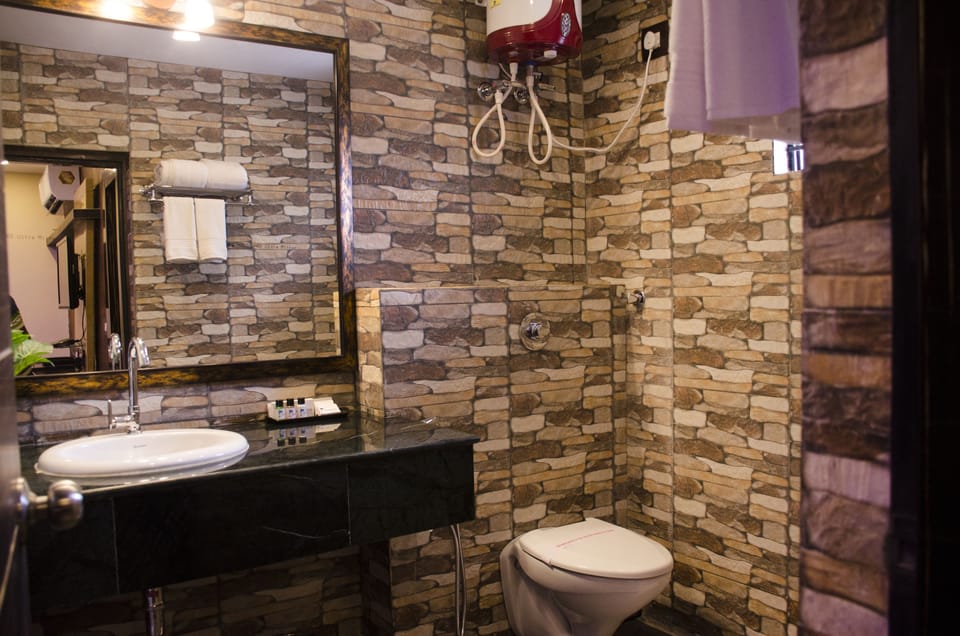 Standard Single Room | Bathroom | Shower, free toiletries, towels, shampoo