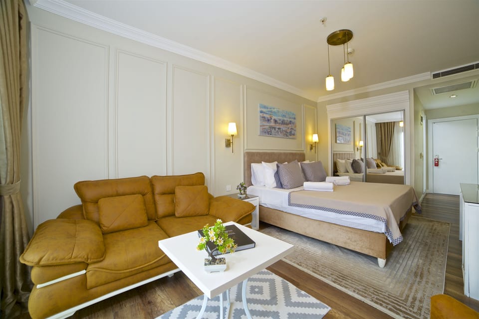 Standard Twin Room | In-room safe, desk, soundproofing, iron/ironing board