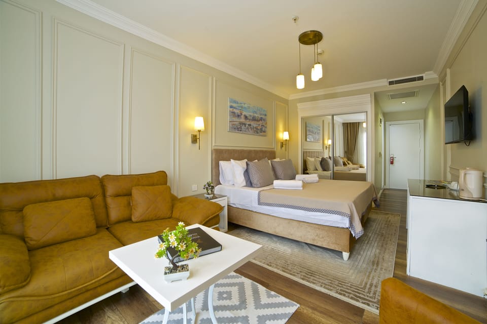 Standard Twin Room | In-room safe, desk, soundproofing, iron/ironing board