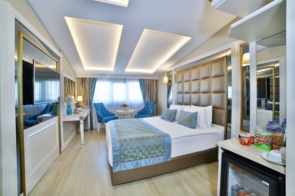 Superior Room with King Bed | 1 bedroom, premium bedding, pillowtop beds, minibar