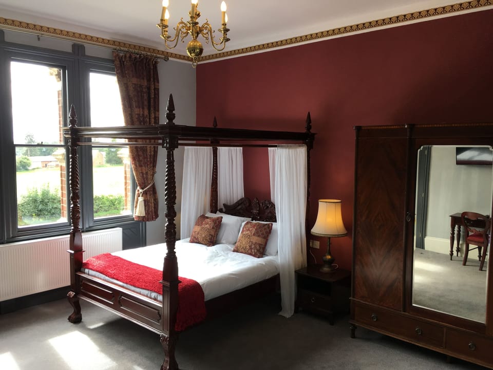 Four Poster Room | Desk, iron/ironing board, free WiFi