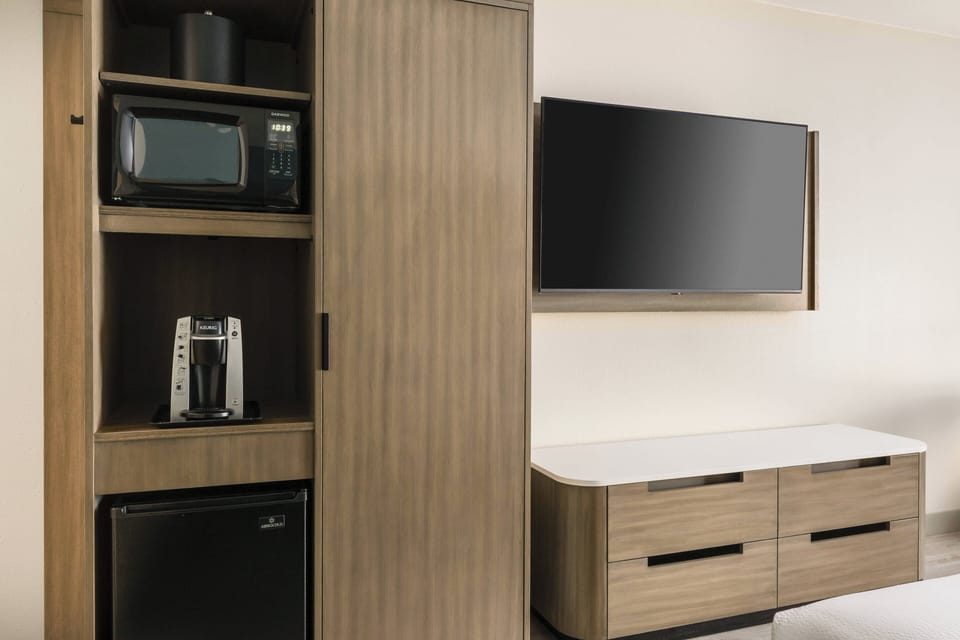 Premium bedding, in-room safe, desk, laptop workspace