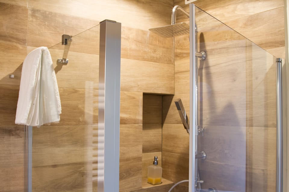 Quadruple Room | Bathroom | Shower, free toiletries, hair dryer, bidet
