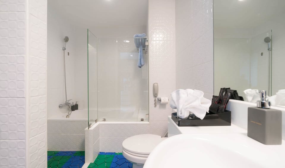 Theme Room | Bathroom | Combined shower/tub, free toiletries, hair dryer, towels