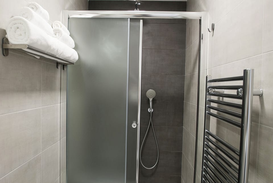 Standard Double or Twin Room | Bathroom shower