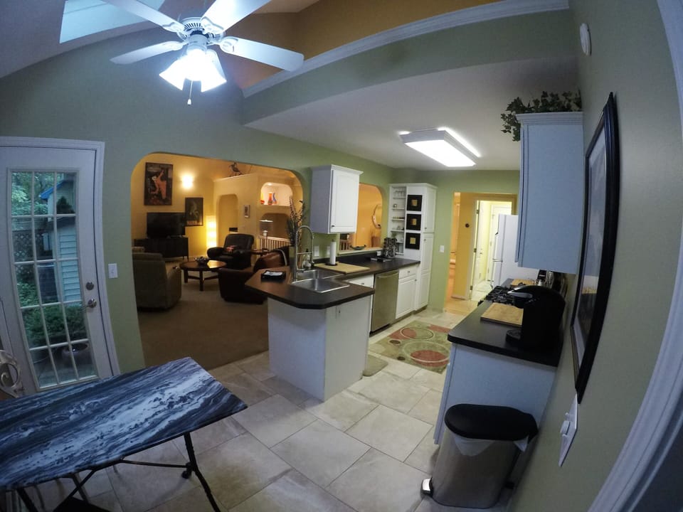 Gourmet Kitchen / Breakfast nook