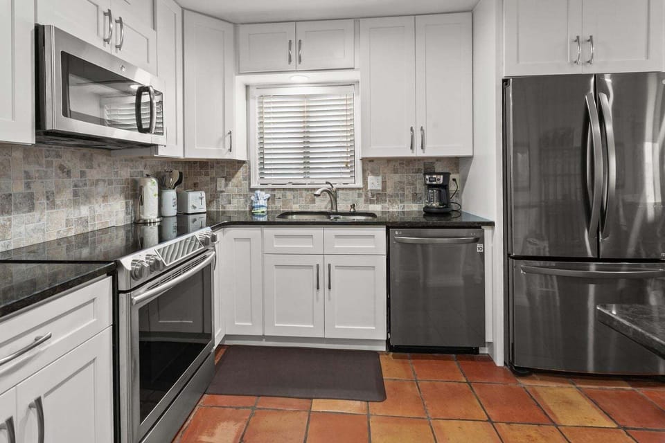 Condo, 3 Bedrooms | Private kitchen | Coffee/tea maker, fridge, microwave, oven