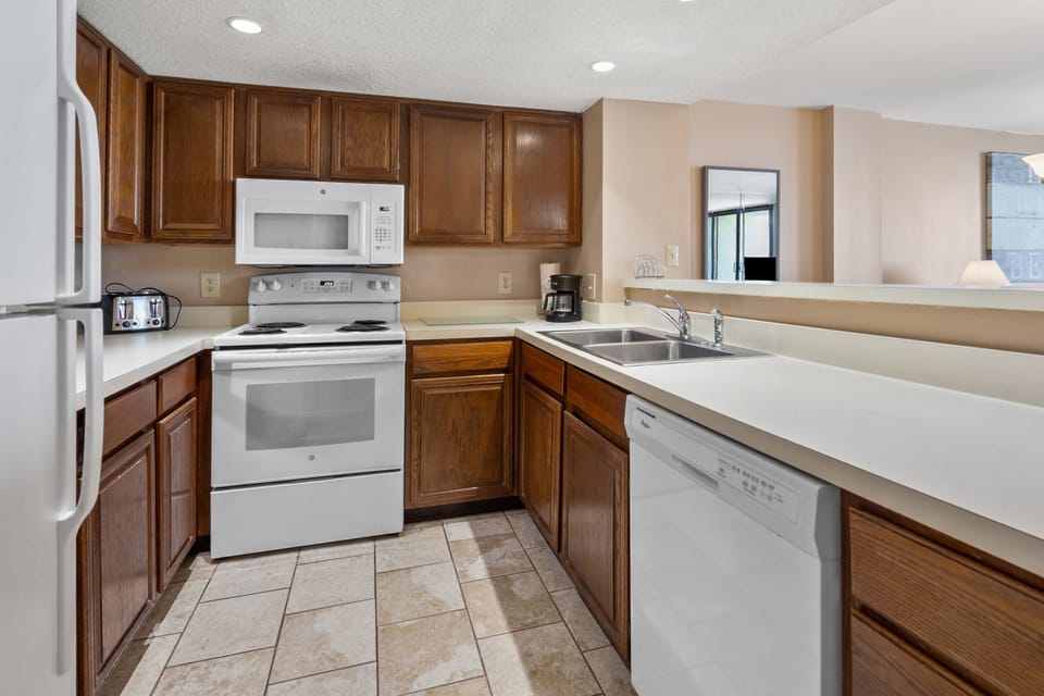 Condo, 3 Bedrooms | Private kitchen | Fridge, oven, coffee/tea maker, toaster