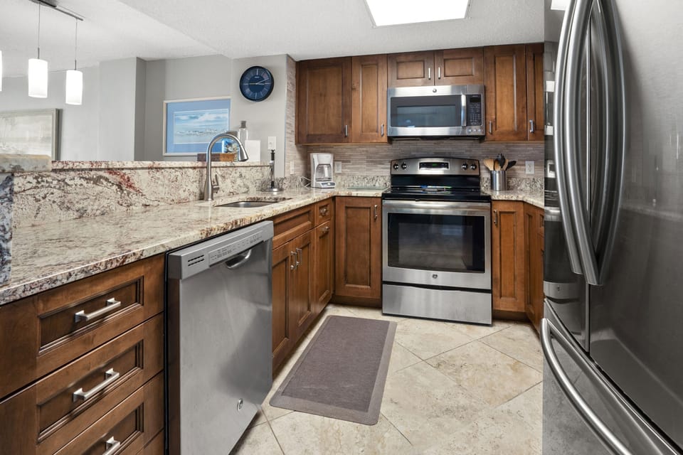 Condo, 3 Bedrooms | Private kitchen | Fridge, microwave, oven, coffee/tea maker