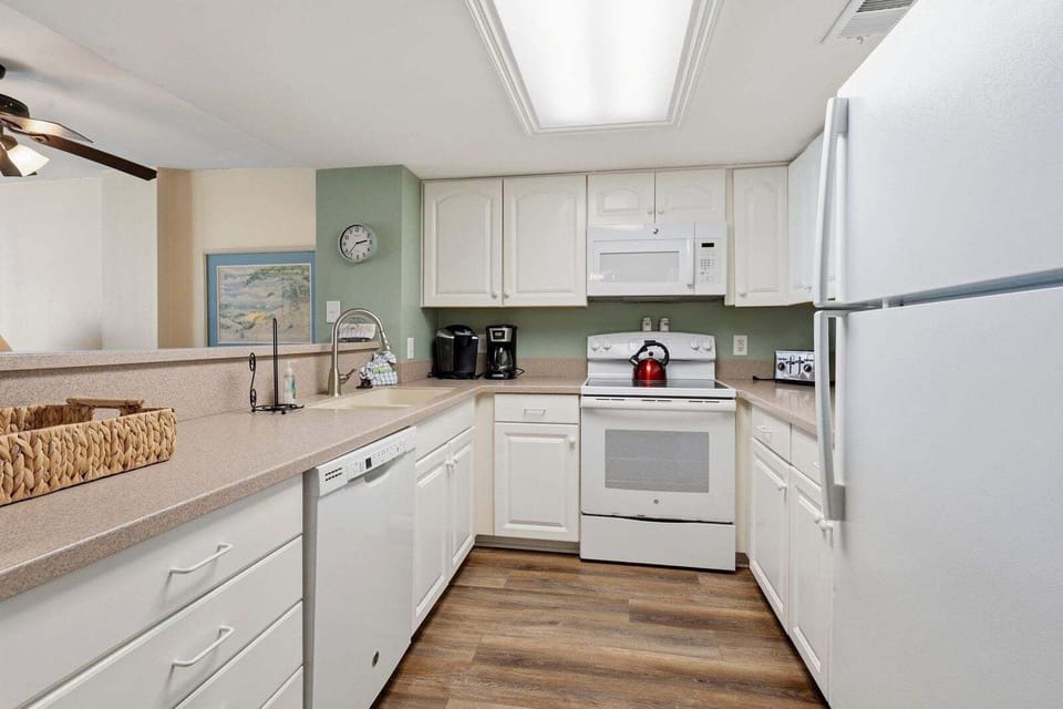 Condo, 3 Bedrooms | Private kitchen | Fridge, oven, coffee/tea maker, toaster