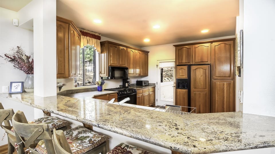 Kitchen Dining Bar.