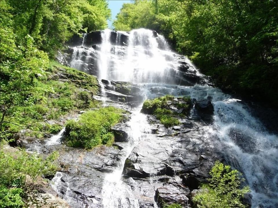 Lots to do --drive to waterfalls, hiking trails, BlueRidge Lake & Town!