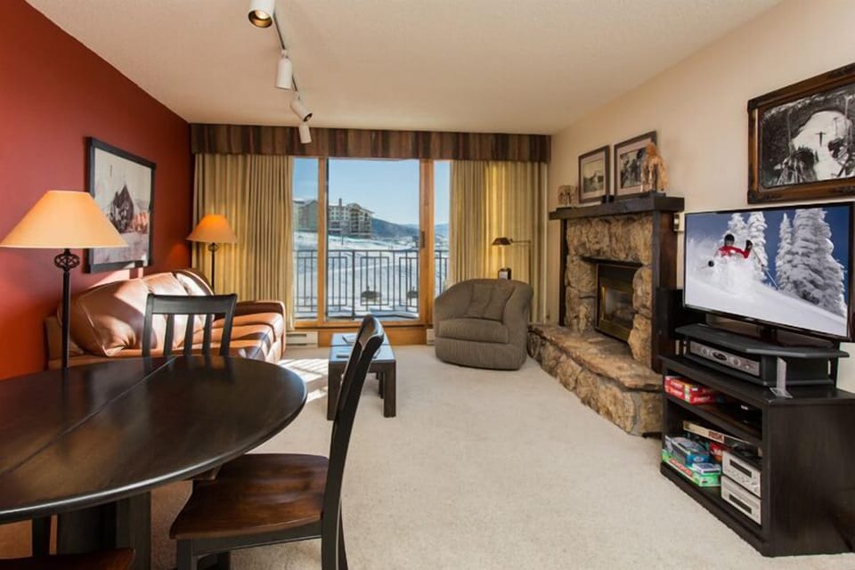 Bronze Tree 506: Living Room with gas log fireplace & 40' Samsung LED LCD TV