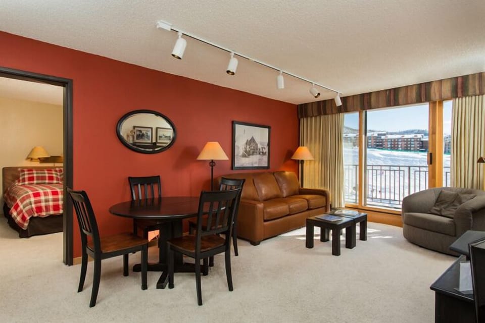 Bronze Tree 506: Living Room with views overlooking the slopes