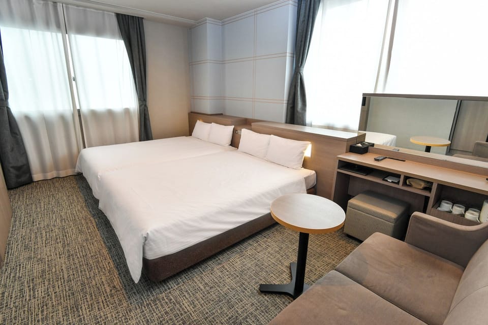 Deluxe Twin Room (Hollywood Style) | Desk, blackout drapes, iron/ironing board, free WiFi