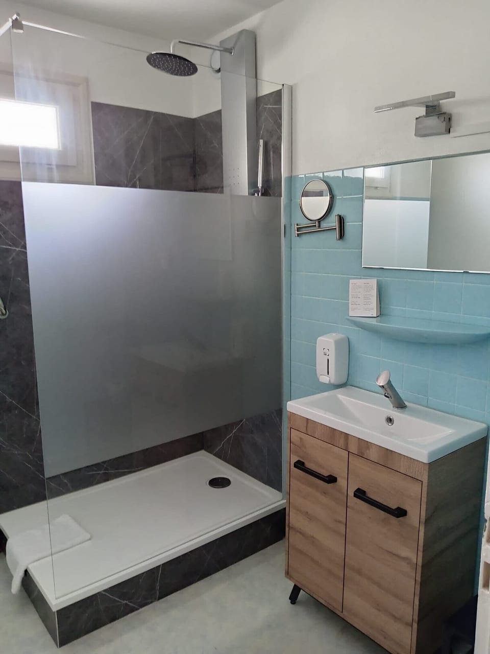 Double Room, 1 Queen Bed | Bathroom | Hair dryer, towels