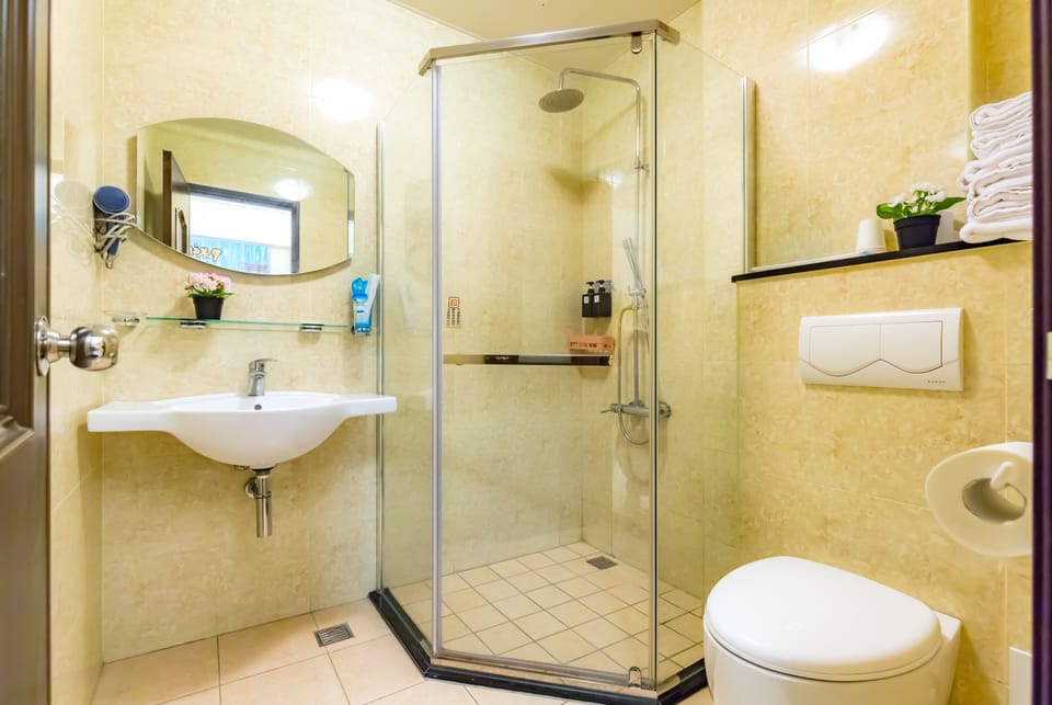 Shower, rainfall showerhead, free toiletries, hair dryer