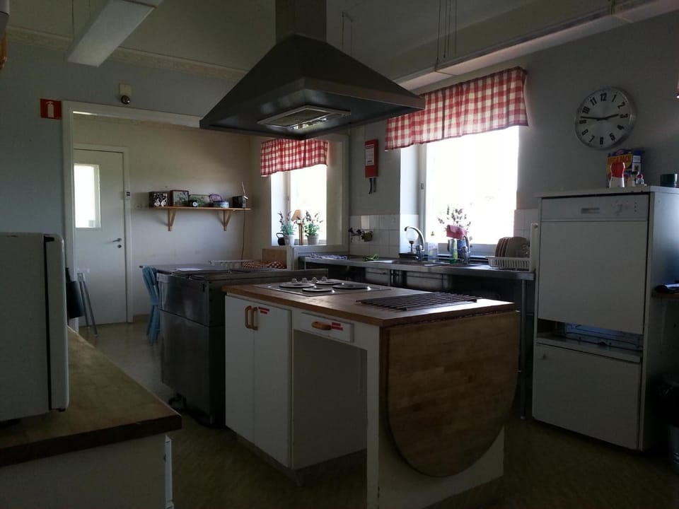 Full-size fridge, microwave, oven, stovetop