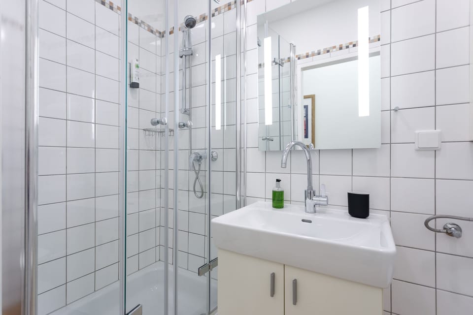 Deluxe Single Room | Bathroom | Shower, free toiletries, hair dryer, towels