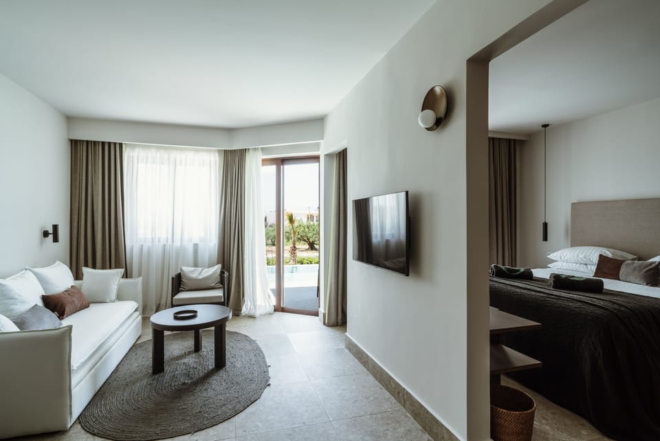 One-Bedroom Suite Swim-up | Premium bedding, minibar, in-room safe, desk