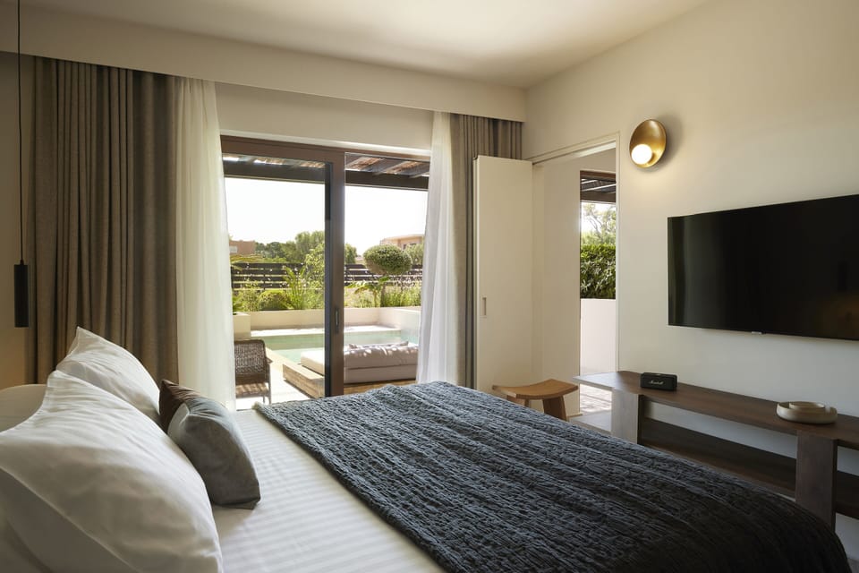 Premium bedding, minibar, in-room safe, desk