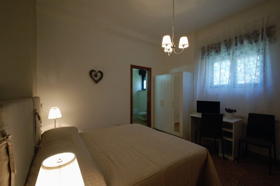 Double Room, Ensuite | Desk, iron/ironing board (on request), WiFi (free), bed sheets