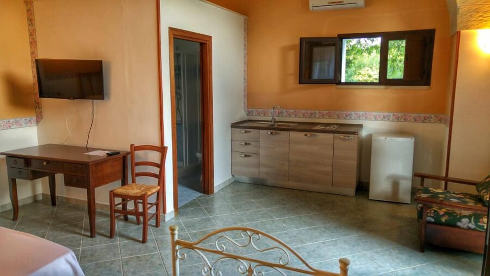 Studio, Kitchenette | Private kitchenette | Fridge