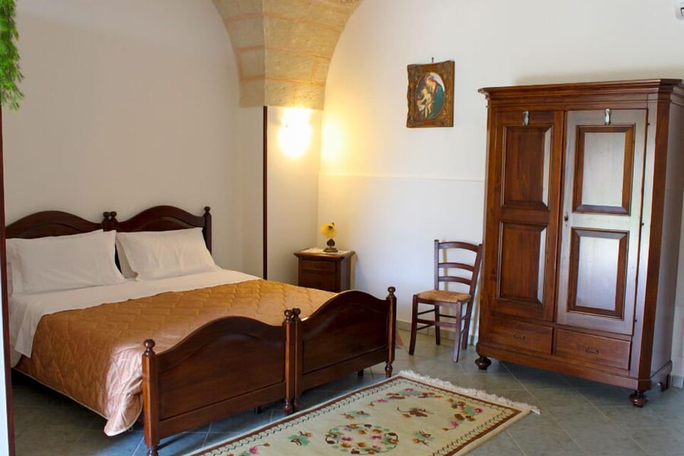 Triple Room | Desk, free WiFi, bed sheets