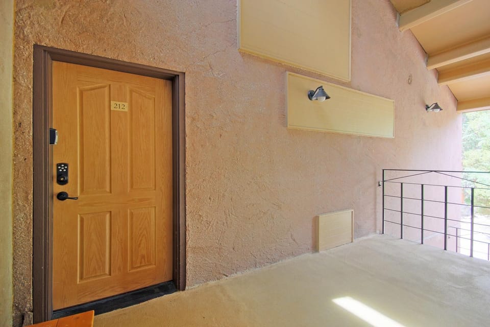 Condo, 2 Bedrooms | Property entrance